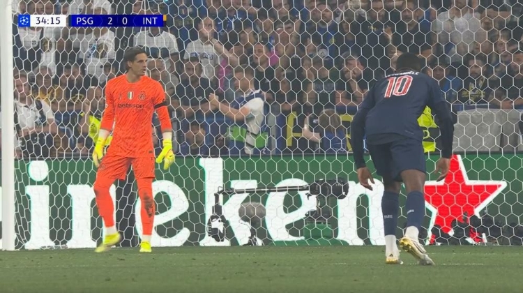 非静止画面！国米开门球，登贝莱踩着禁区线蓄势猛扑