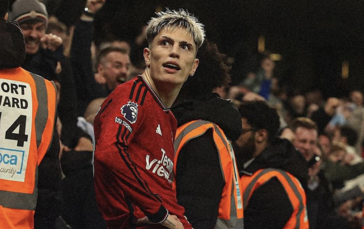 记者：切尔西优先目标是右脚左边锋，加纳乔、尼科、吉滕斯成候选